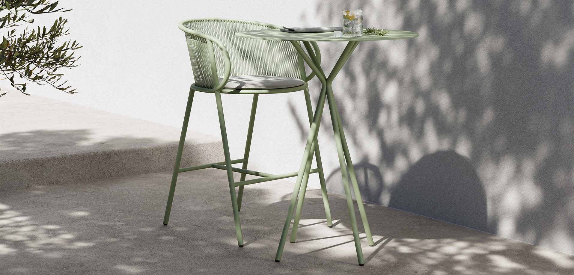 İlex | lily bar table